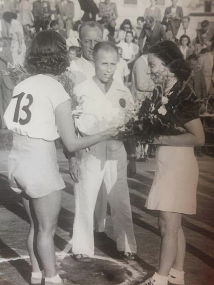 1943 Genova - Italia contro Ungheria. Giulia Secchi, capitana delle Azzurre, fa gli onori di casa offrendo i fiori alla avversaria. 